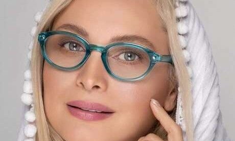 مریم کاویانی با کت سنگ‌دوزی شده در عربستان؛ دیدار خاص با دوست عربش که همه را شگفت‌زده کرد - وب‌گردی