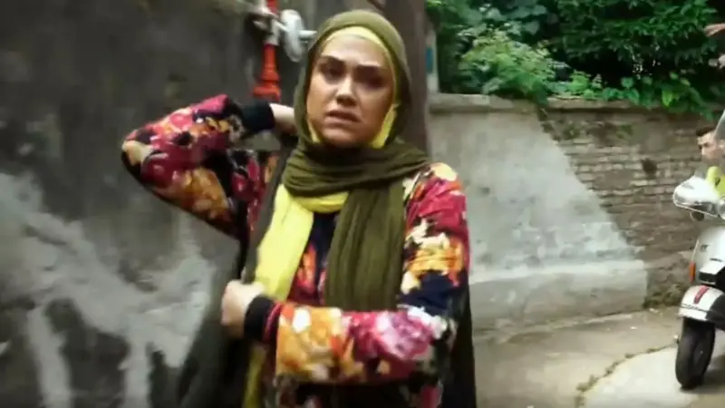 عکس| سفر در زمان؛ «مبینا و سیروس مقدم» در پشت صحنه سریال پایتخت؛ سال 96