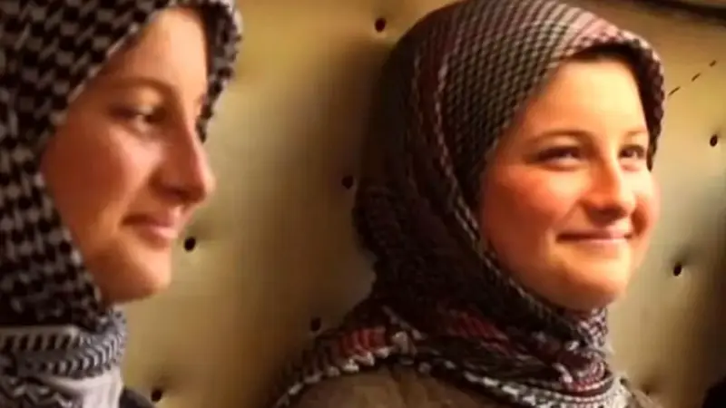 سفر شگفت‌انگیز در زمان با «سارا، نیکا، رحمان و رحیم» در پشت صحنه سریال پایتخت 6!