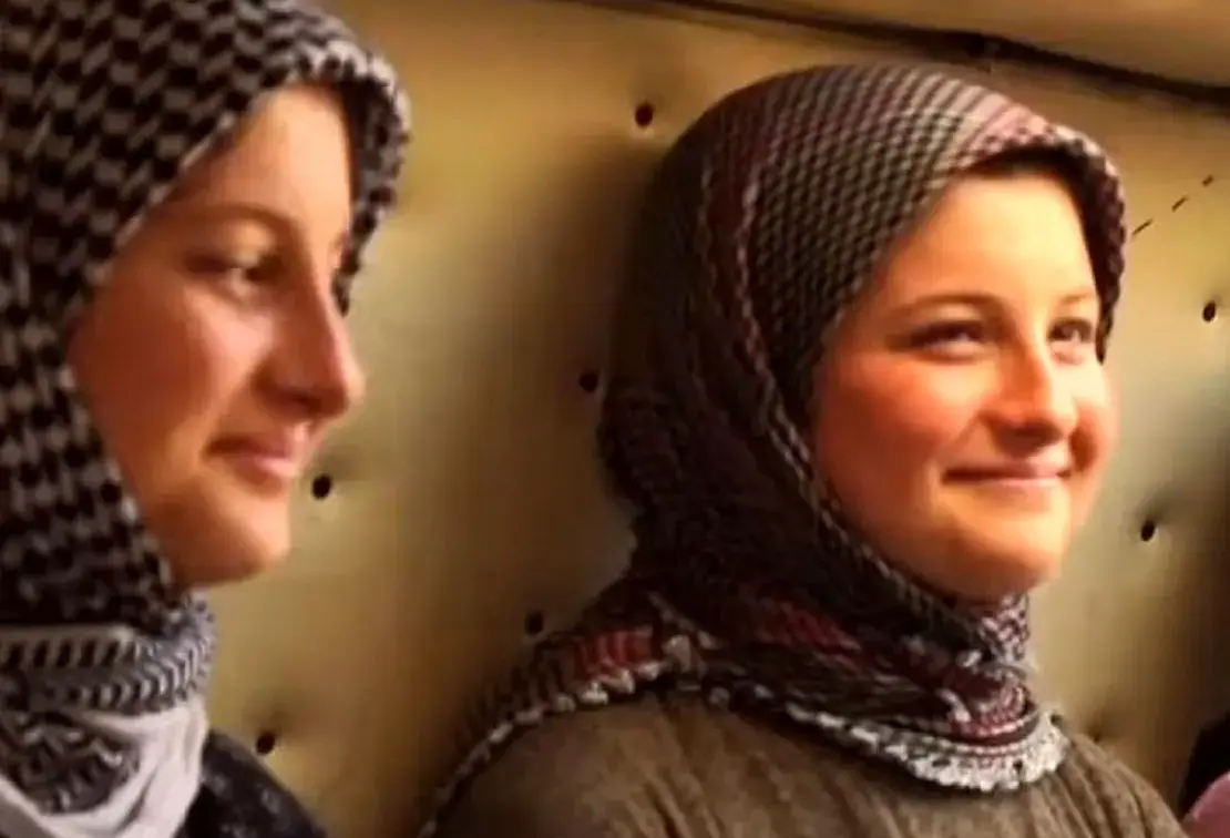 سفر شگفت‌انگیز در زمان با «سارا، نیکا، رحمان و رحیم» در پشت صحنه سریال پایتخت 6 - وب‌گردی