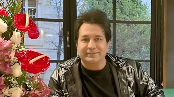 نگاهی به چیدمان منزل مجلل امید جهان / مجسمه بودایی، سردیس بز کوهی، مبلمان راحتی، فرش ایرانی، کاغذ دیواری طرح دار - وب...