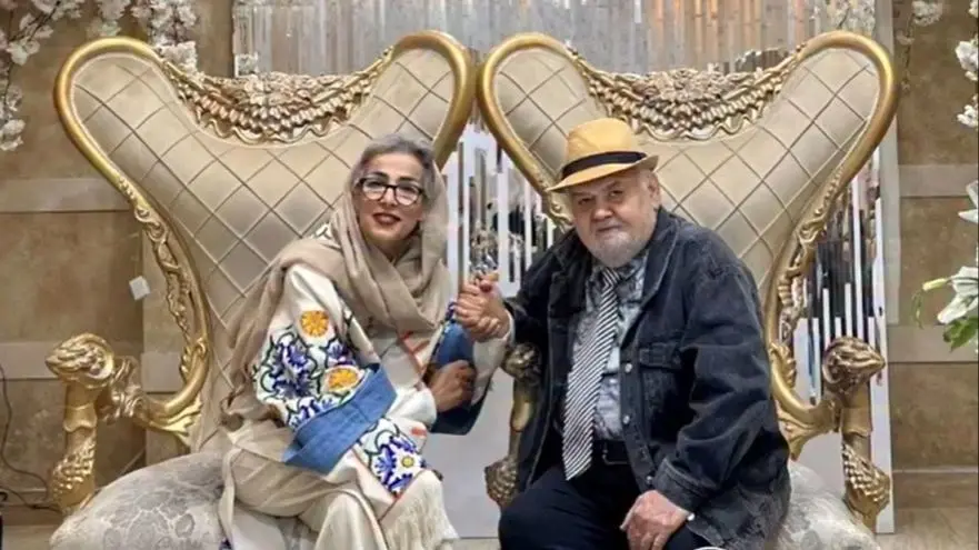 / نگاهی به چیدمان منزل شاهانه و مجلل «اکبر عبدی» کمدین محبوب و همسرش/ از مبلمان سلطنتی و مدرن تا چراغ های سنتی و کتاب...