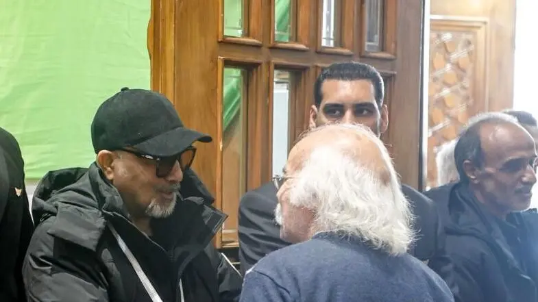 یادی کنیم از حضور رضا عطاران با بادیگارد در مراسم ختم پدرش/ دیزاین تجملاتی میز عزای پدر رضا عطاران مزین به گل و شمع -...