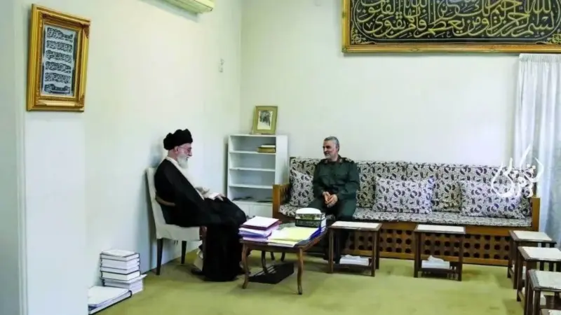 فیلم/ نگاهی به نمای داخلی خانه ساده ولی دلگشای مقام معظم رهبری/ از چیدمان زیبا و بی آلایش پذیرایی تا کتاب خانه ای پرمعنا