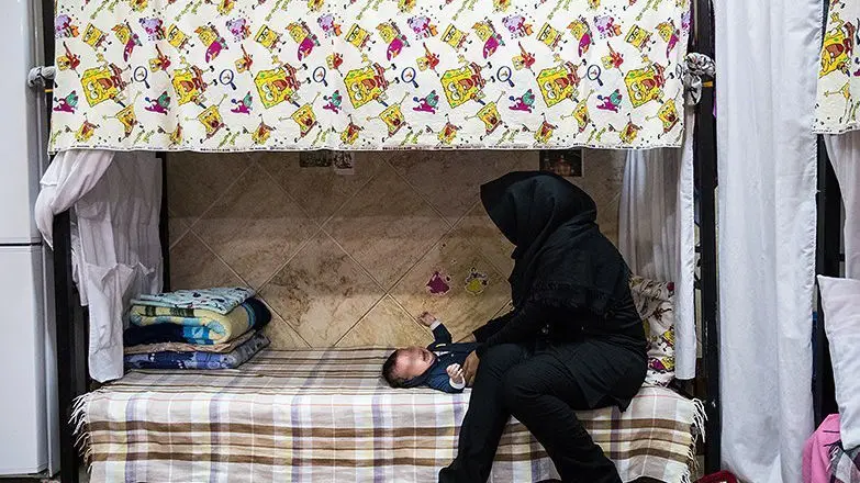 زن جوان به جرم آزار کودک، محکوم به حبس و پرداخت ۷۰۰ میلیون تومان دیه شد؛ جزئیات تکان‌دهنده از پشت میله‌های زندان