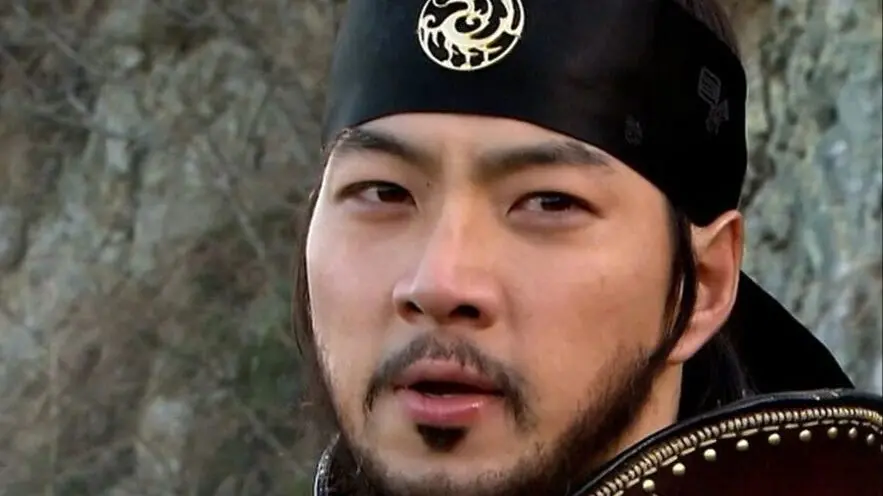 نگاهی به چیدمان منزل شیک و مدرن جومونگ و همسر وکیلش / از کمد دیواری و مبلمان کلاسیک تا تابلو دیواری هنری - وب‌گردی