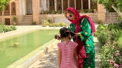 جشن تولد رویایی دختر شبنم قلی‌خانی با کیک انیمه‌ای و شمع‌های قلبی در باغ خصوصی - وب‌گردی