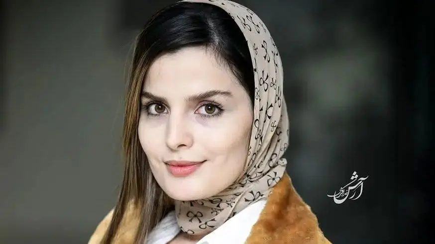 سفر زمان / تیپ و چهرۀ «غزاله اکرمی» (سوجان) در اکران «بچه ی مردم» - وب‌گردی