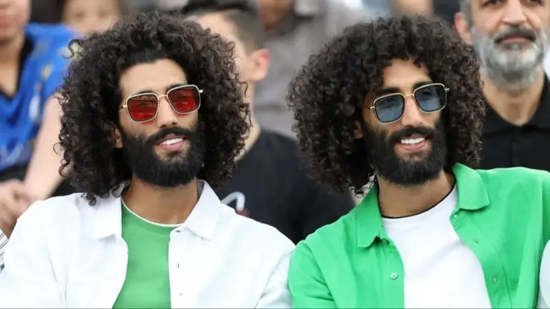 نگاهی به چیدمان شلوغ خانه رحمان و رحیم سریال پایتخت/ از مبلمان سلطنتی، ساعت پاندولی، تابلو وان یکاد تا تردمیل  فقط توی یه اتاق