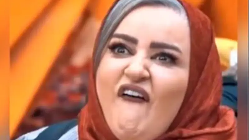 دکوراسیون خانه نعیمه نظام دوست با عکسش چاپ شده روی مبل