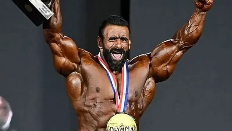 واکنش / هادی چوپان: مادرم ایران شرمندتم، خدا شاهد همه چیز است، قلب پسرت تکه تکه شکسته است از قضاوت ها