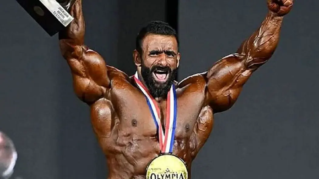 واکنش / هادی چوپان: مادرم ایران شرمندتم، خدا شاهد همه چیز است، قلب پسرت تکه تکه شکسته است از قضاوت ها - وب‌گردی