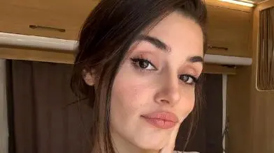 جالب و دیدنی از هانده ارچل درحال بافتن یک فرش زیبا/ خانم بازیگر از این کارام بلده؟ - وب‌گردی