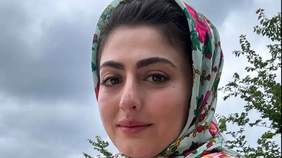 چهرۀ عجیب «انیس» سریال سوجان در لحظه دفاع از پایان‌نامه؛ سفری به زمان واقعی - وب‌گردی