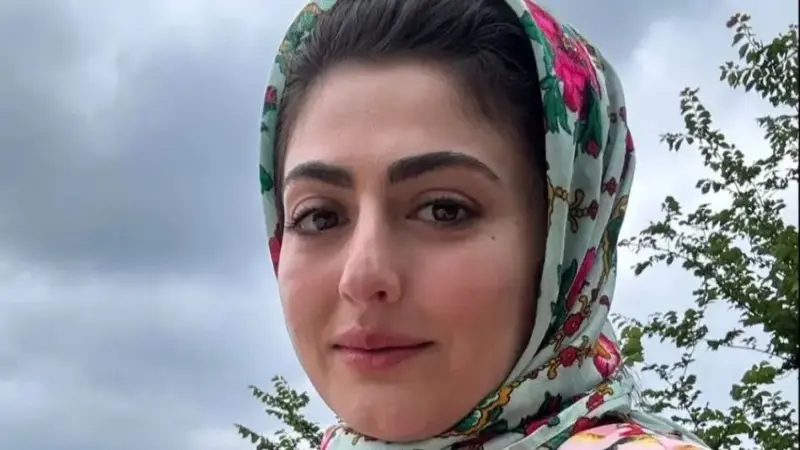 چهره واقعی «انیس» سریال سوجان در جلسه دفاع پایان‌نامه؛ لحظه‌ای که همه را شگفت‌زده کرد!