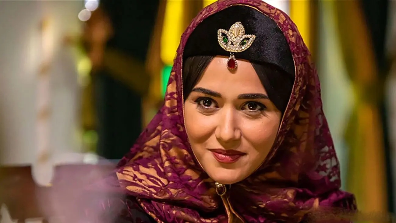 سفر در زمان / تیپ و چهرۀ «پریناز ایزدیار» بازیگر جیران در 40 سالگی در اکران «زن و بچه» - وب‌گردی