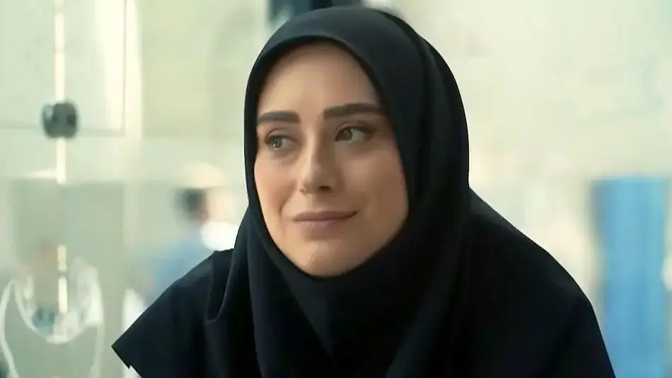 سفر زمان؛ تیپ و چهرۀ «عطیه» (سریال ساهره) در 26 سالگی در مراسم اکران یک / خانم بازیگر در واقعیت چه قدر متفاوت است - و...