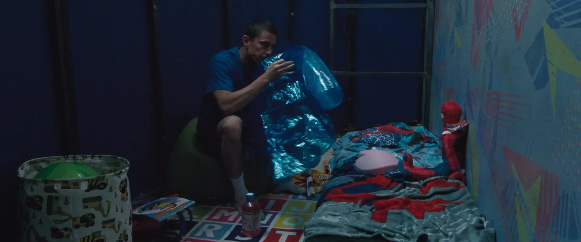 Mv5bzjzimjbmztgtyzy4oc00nmq3lwe1mzqtmgvjmzayowe5zdg4xkeyxkfqcgc v1 نقد و بررسی فیلم Roofman | دزد مهربان | گیمفا