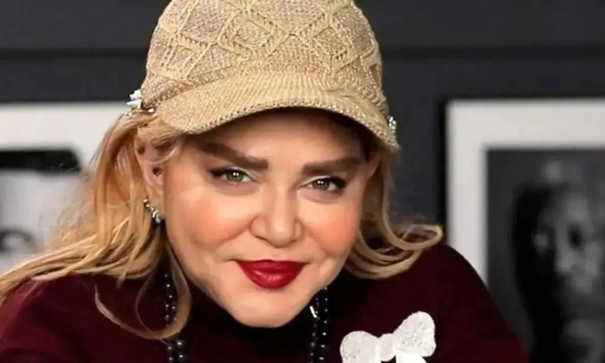 چیدمان شلوغ منزل «بهاره رهنما» / از مبلمان مدرن و پرده‌های اعیانی تا کتابخانه و تابلوهای هنری - وب‌گردی