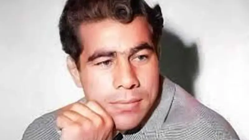 سفر شگفت‌انگیز غلامرضا تختی به کنار آرامگاه فردوسی؛ عکس جنجالی که همه را متحیر کرد!