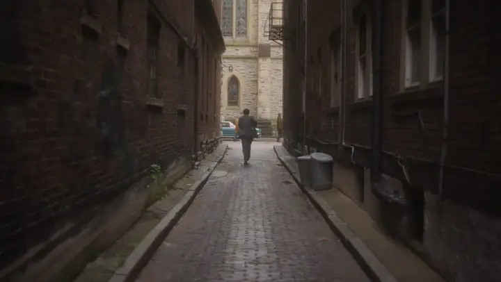 نقد و بررسی فیلم Mastermind | ناکامی در بازآفرینی نوآر جنایی | گیمفا