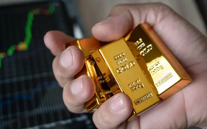 سقوط آزاد قیمت طلای جهانی امروز دوشنبه 13 بهمن 1404 / اونس به قیمت دو ماه پیش برگشت