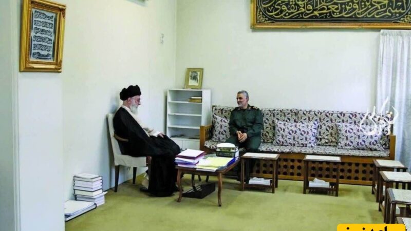 نگاهی به نمای داخلی خانه ساده ولی دلگشای مقام معظم رهبری/ از چیدمان زیبا و بی‌آلایش پذیرایی تا کتاب‌خانه‌ای پرمعنا + ویدیو