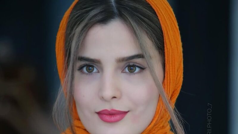 نگاهی به چیدمان خونه مجردی شاهانه و مجلل « غزاله اکرمی» بازیگر سریال سوجان/ از مبلمان مدرن و پرده های اعیانی تا کتابخونه و دکوری‌های شیک+عکس