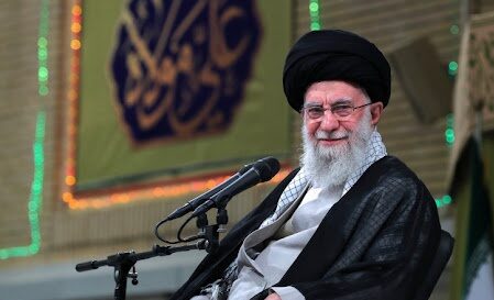 (ویدئو) خنده رهبر انقلاب به شعر جوان مجرد: خروس با مرغ است / شده ام از خروس هم بدتر