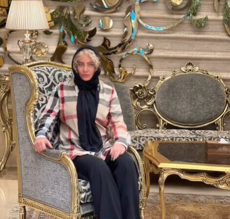 نگاهی به چیدمان منزل شراره رخام به سبک لوکس و اشرافی/ مبلمان مخملی، نقاشی دیواری گرافیکی، آباژور پایه بلند، آویز های سقفی مجلل و…