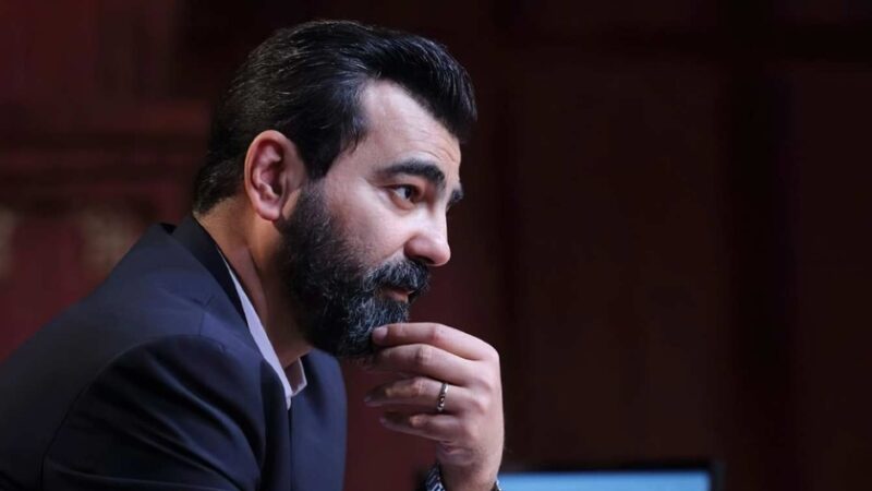 مشاعره بهزاد خلج و متهم با شعر استاد حسین منزوى، فضاى دادگاه رو شاعرانه کرد