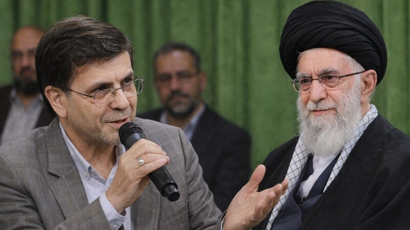 (ویدئو) شاعر معاصر در حضور رهبر معظم انقلاب: در مذهب ما باده حلال است!