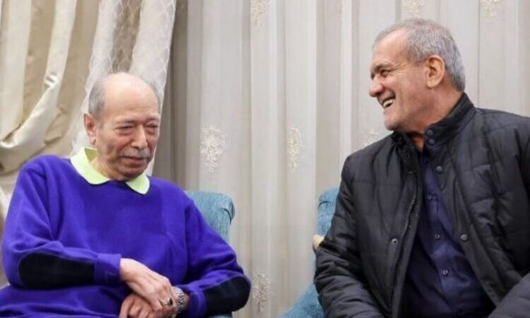 نگاهی به دکوراسیون خانه علی نصیریان در شبی که میزبان پزشکیان و دخترش بود؛ از مبلمانی همرنگ با فرش تا پذیرایی با هندوانه و زولبیا بامیه همراه با آوازخوانی آقابزرگ سینما برای رئیس‌جمهور