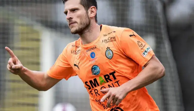 حریف استقلال با جذب مهاجم انگلیسی قدرتمند، تیمش را متحول کرد!