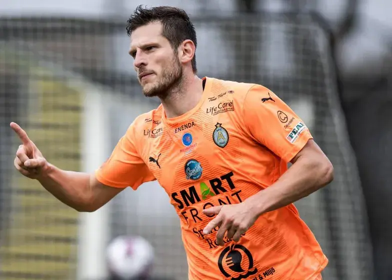 حریف استقلال با جذب مهاجم انگلیسی قدرتمند، تیمش را متحول کرد!