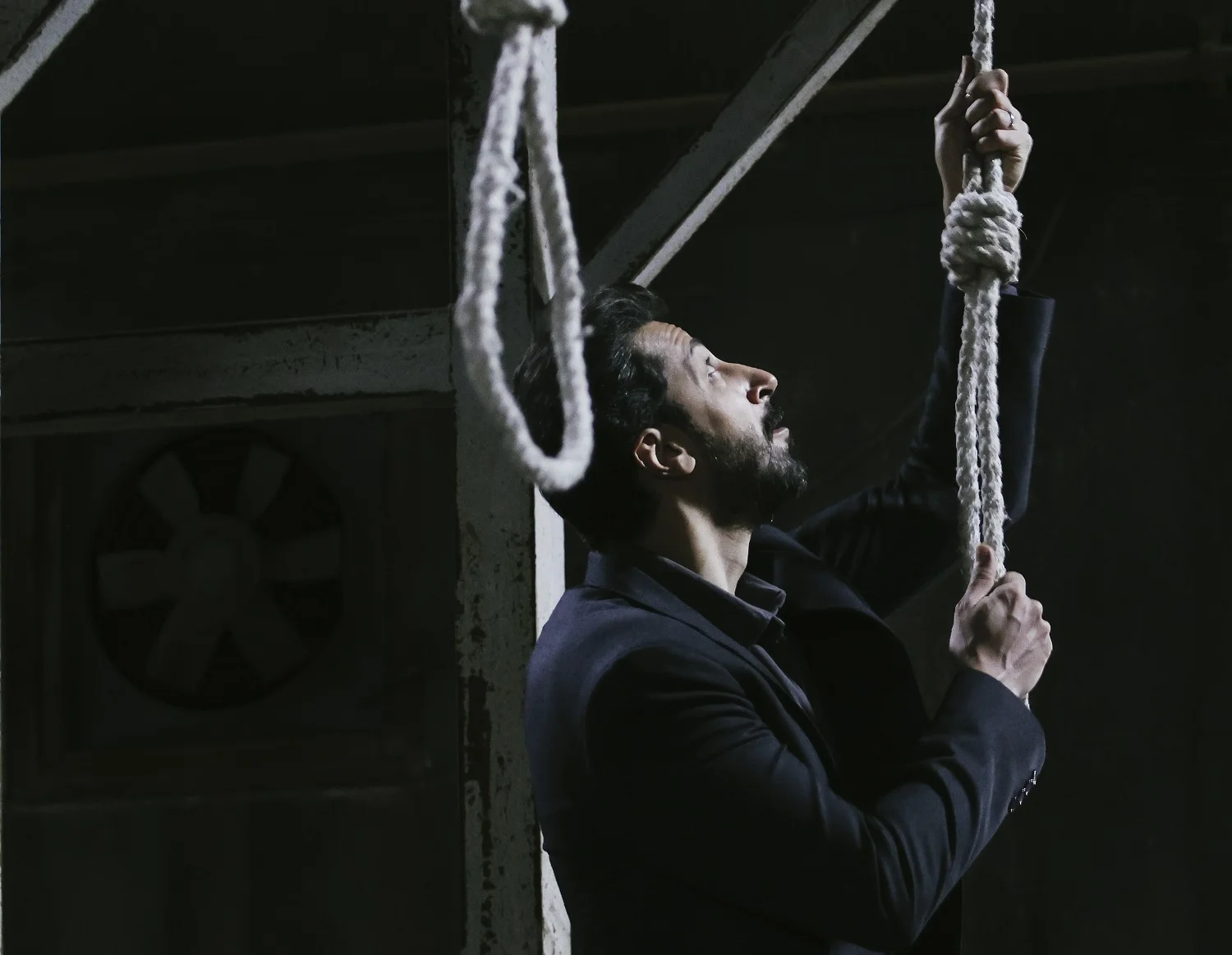 گریه بهرام افشاری در سوگ یکی از جان‌باختگان اعتراضات دی ماه 1404 - وب‌گردی