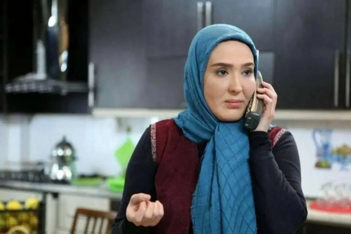 تصویر ماندگار زهره فکور صبور در آغوش مادر؛ لحظه‌ای که دل‌ها را لرزاند - وب‌گردی