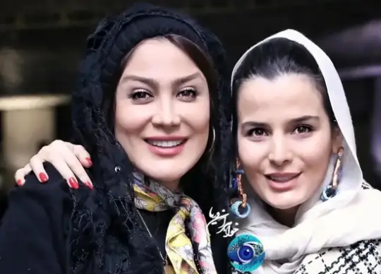 سفر در زمان؛ تیپ و چهرۀ «طلا» (سریال سوجان) در مراسم اکران «سلفی با رستم» - وب‌گردی