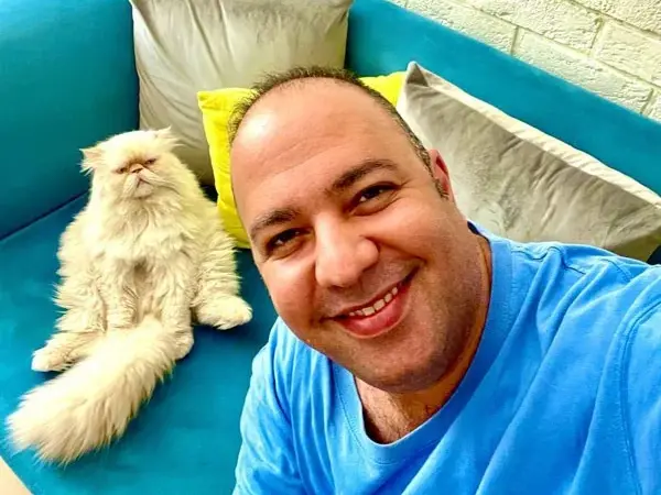 کیک تولد خاص علی اوجی با مجسمه خودش و ماشین قدیمی که همه را شگفت‌زده کرد!