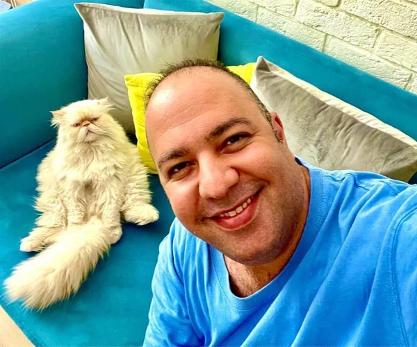 کیک تولد خاص علی اوجی با مجسمه خودش و ماشین قدیمی که همه را شگفت‌زده کرد - وب‌گردی