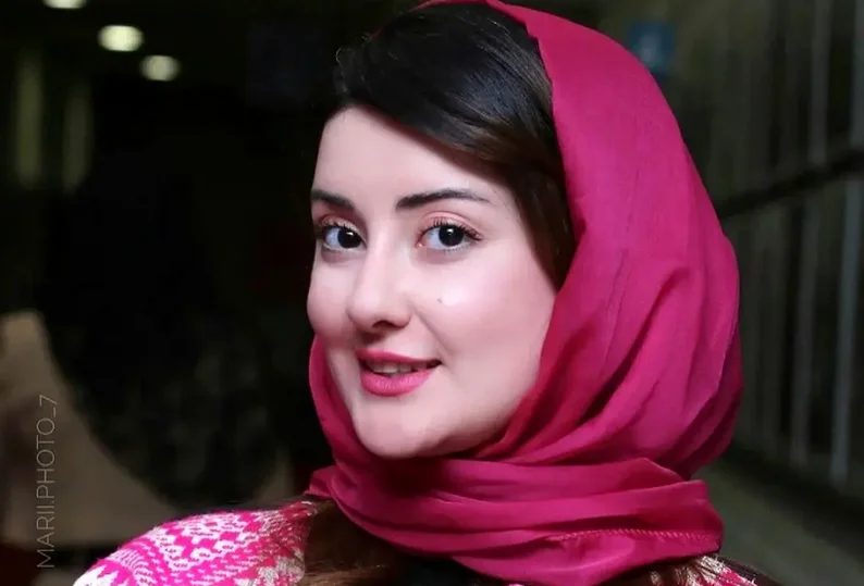 سفر در زمان؛ تغییر چهرۀ مرجان متقی (فرانک سریال سوجان) در پشت‌صحنه سریال «رویای ریحانه» - وب‌گردی