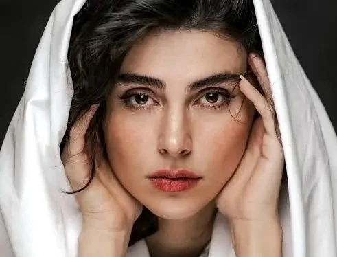 سلفی دیدنی لاله مرزبان کنار دریای خزر؛ جذابیت خانم بازیگر با استایل صورتی - وب‌گردی