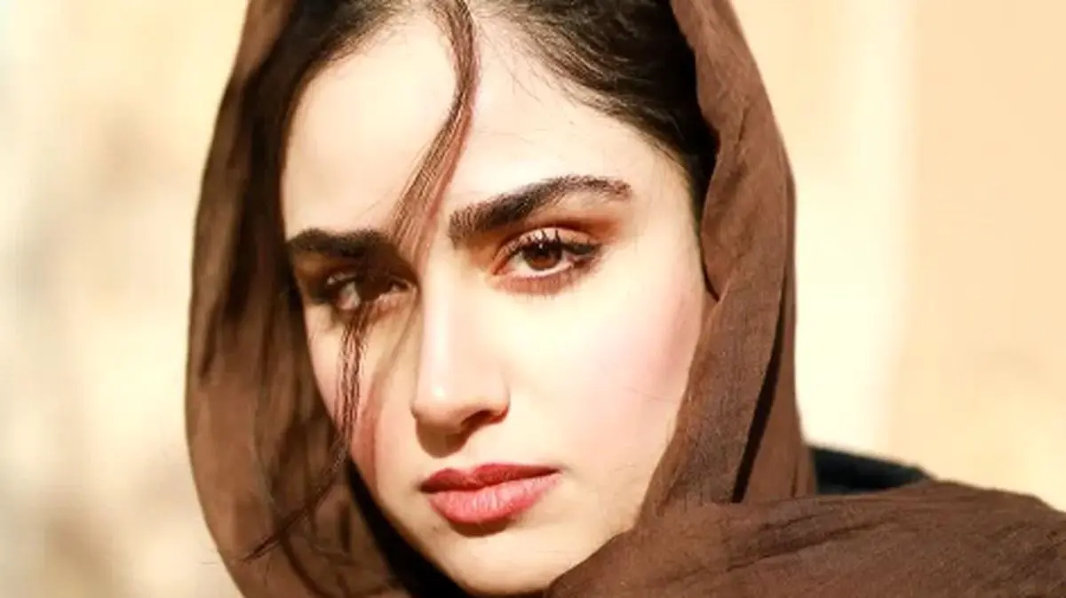 نگاهی به چیدمان طوسی و مشکی خانه هانیه غلامی - وب‌گردی