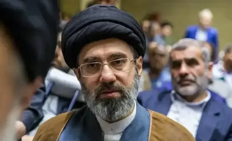 سفر در زمان | آیت الله سیدمجتبی خامنه ای در آغوش حاج قاسم