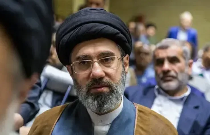 سفر در زمان آیت الله سیدمجتبی خامنه ای در آغوش حاج قاسم - وب‌گردی