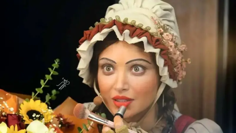 استایل بهنوش طباطبایی در حال کویر گردی و سلفی با شتر