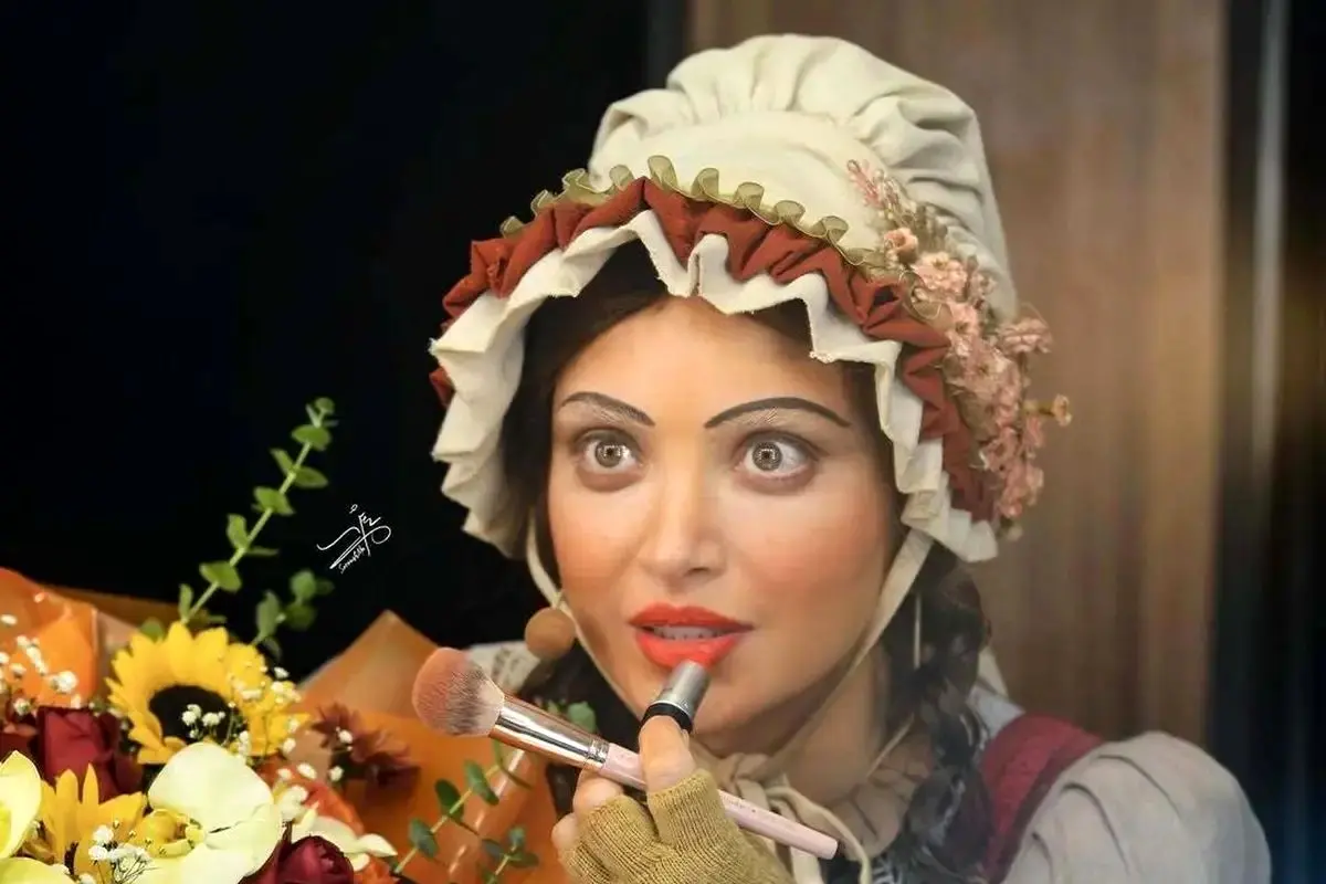 استایل بهنوش طباطبایی در حال کویر گردی و سلفی با شتر - وب‌گردی