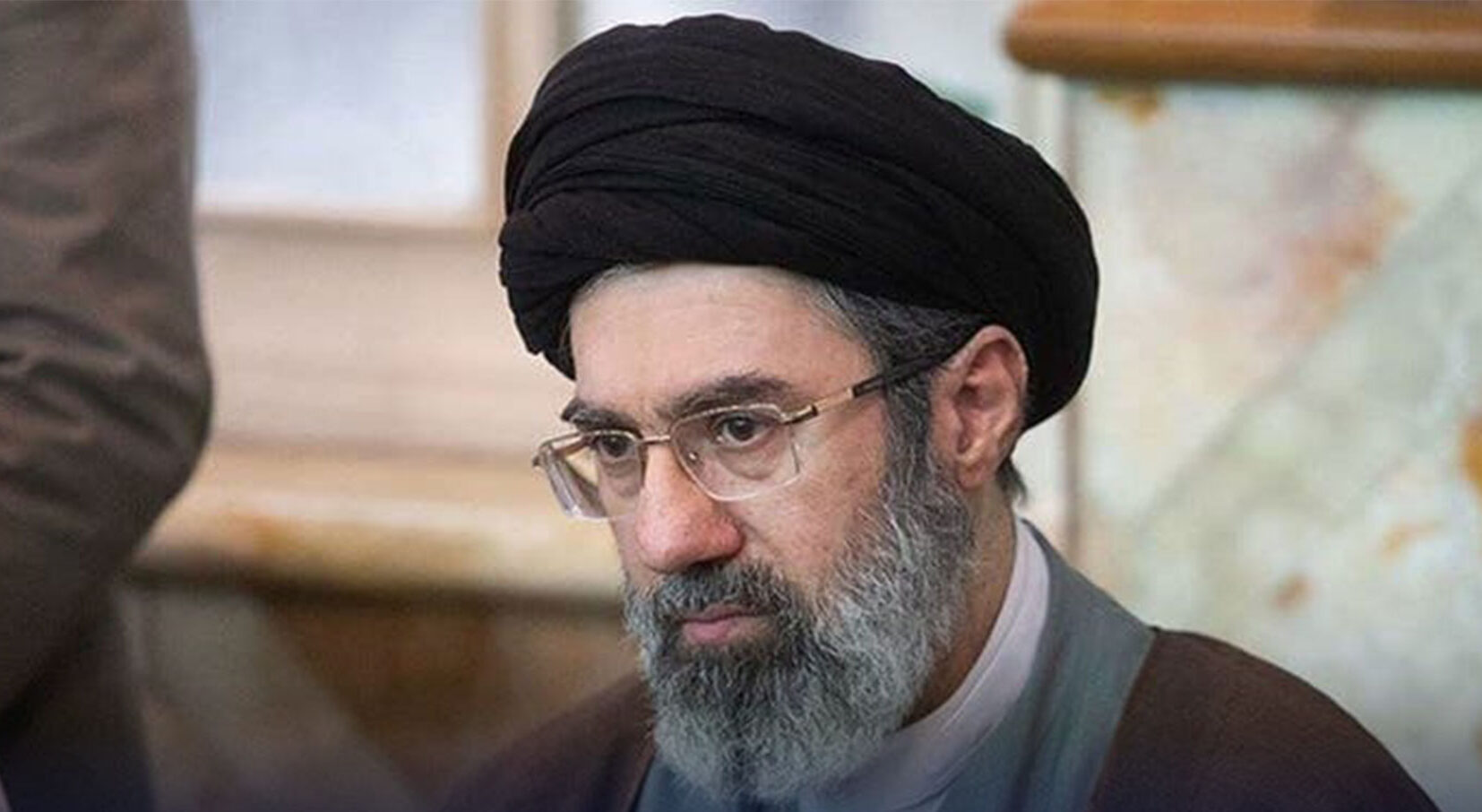 آیت‌الله سید مجتبی خامنه‌ای به عنوان سومین رهبر انقلاب اسلامی ایران انتخاب شد - وب‌گردی