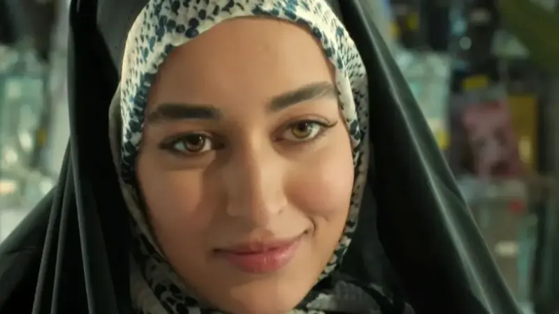 سفر در زمان؛ مه‌لقا مینوش بازیگر سریال بیگانگان در یک کافه در تهران