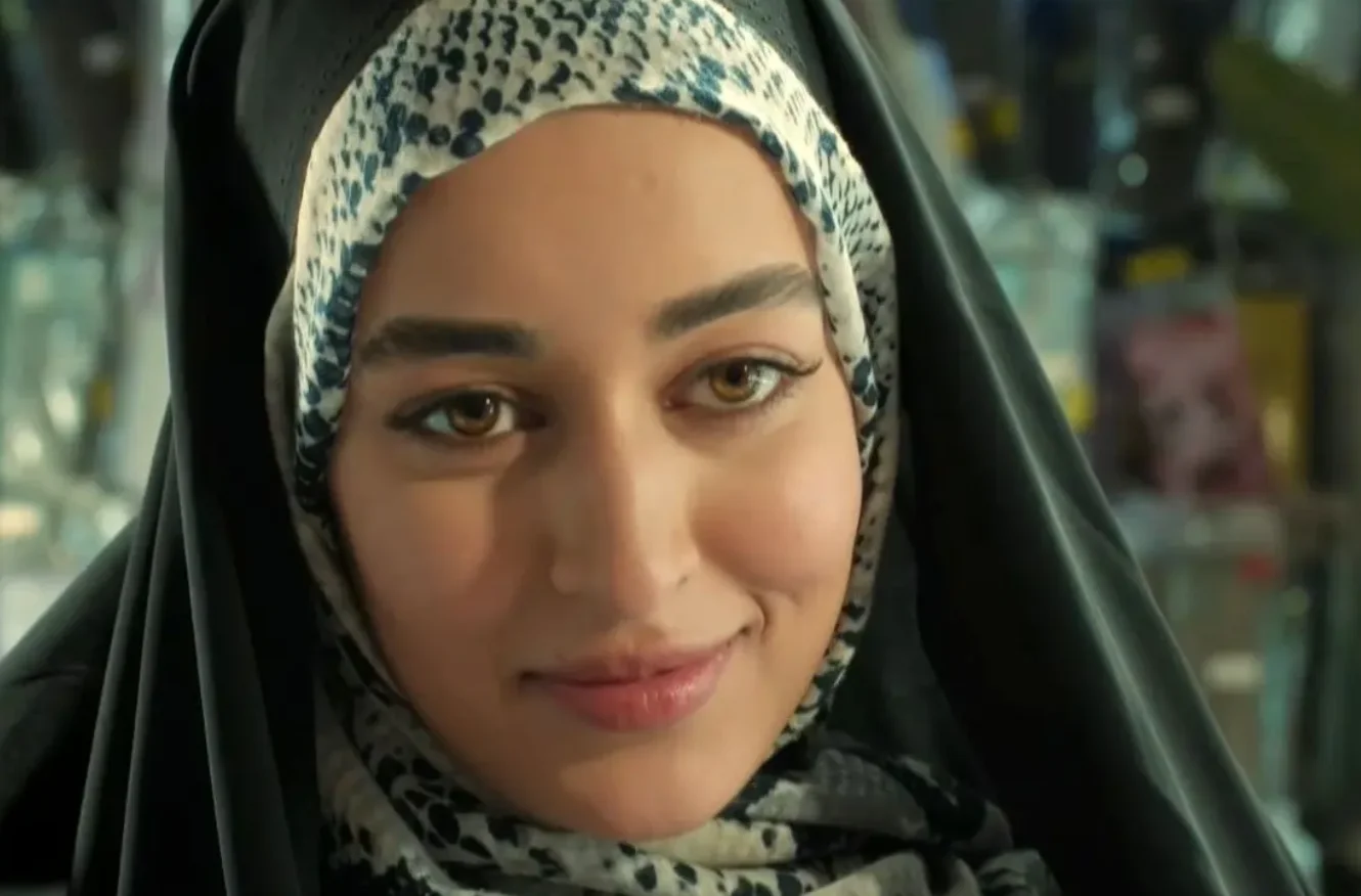 سفر در زمان؛ مه‌لقا مینوش بازیگر سریال بیگانگان در یک کافه در تهران - وب‌گردی